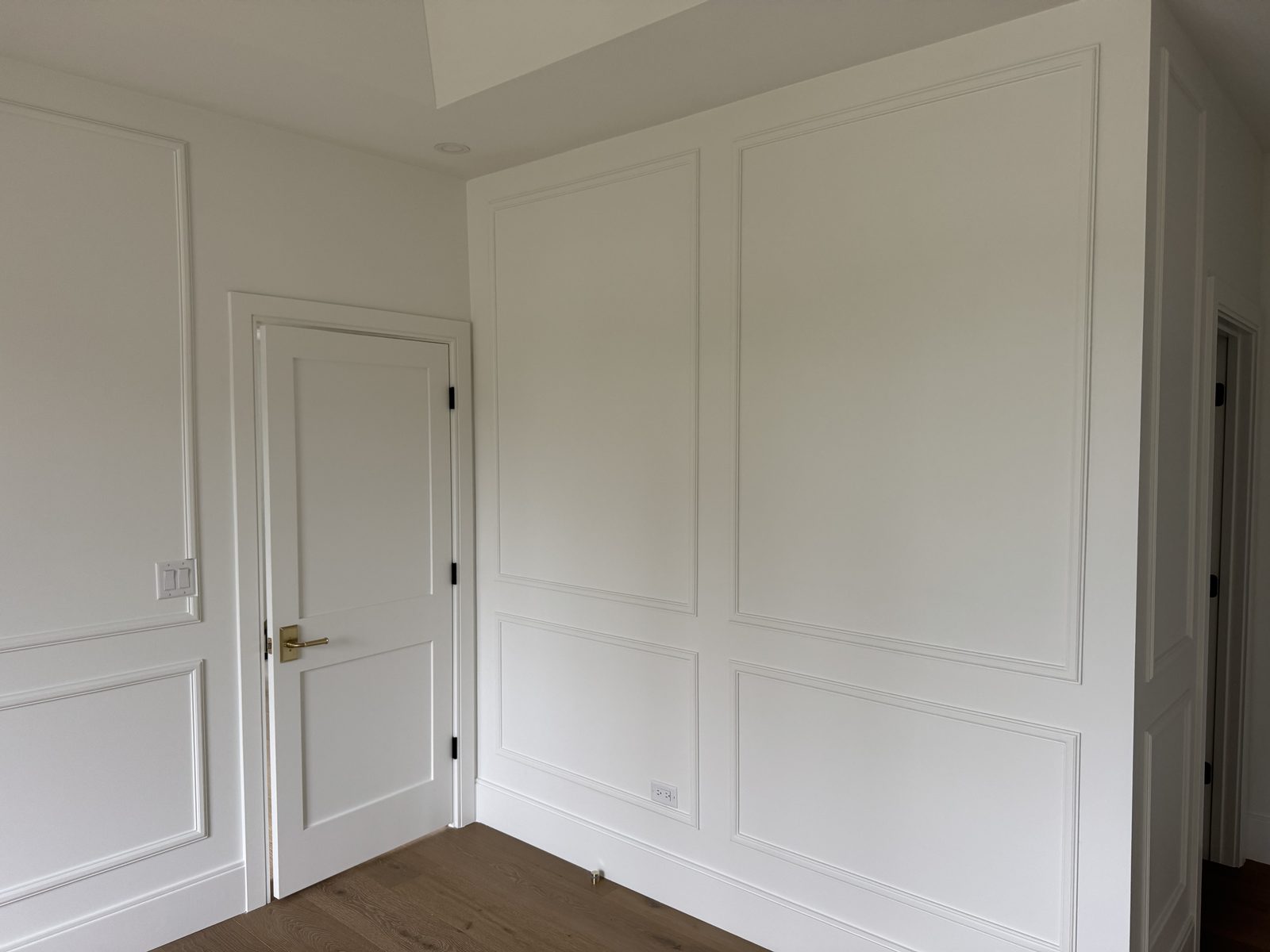 Wainscoting wall paneling